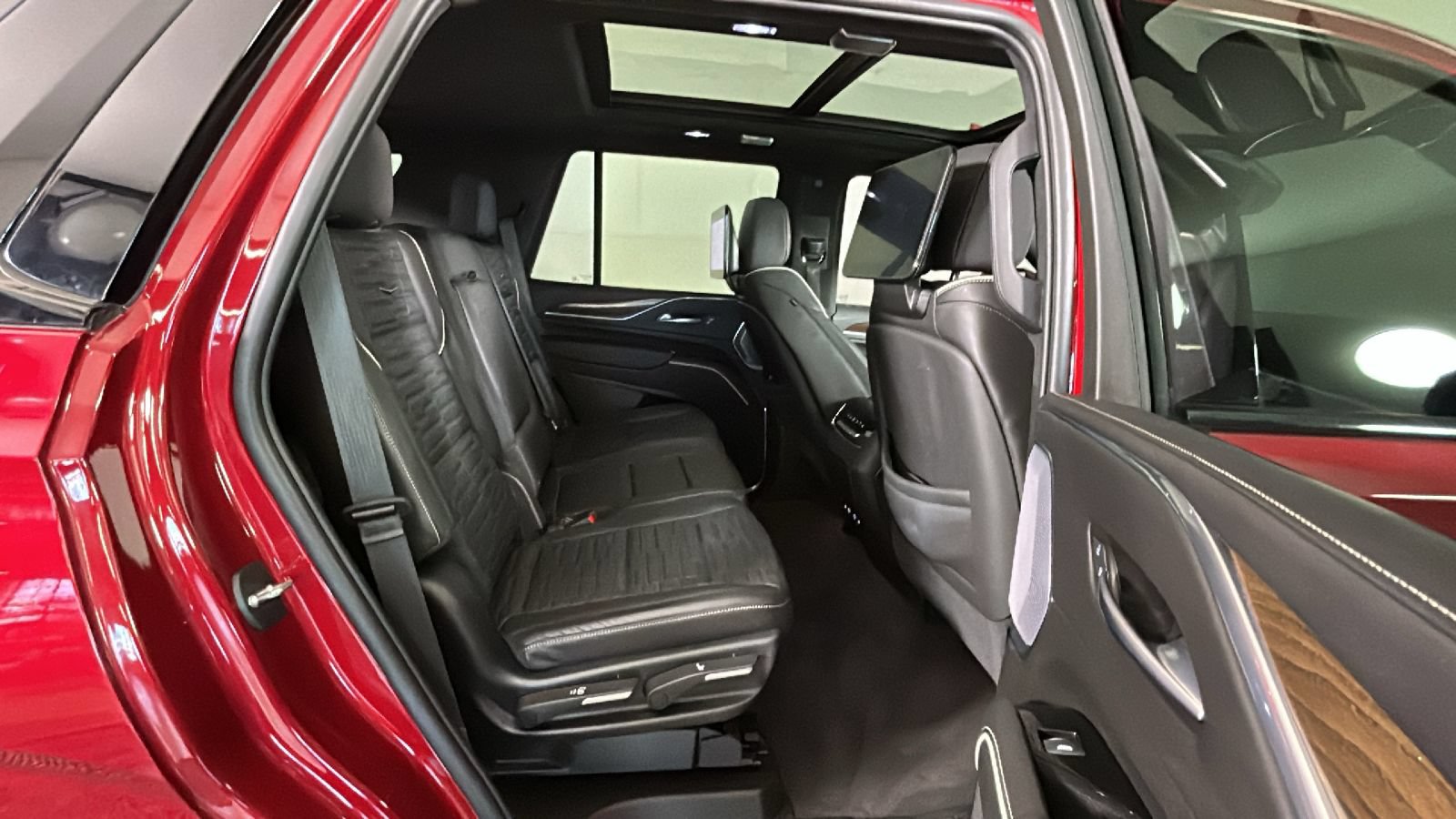 Used 2023 Cadillac Escalade Sport Platinum w/ LPO, ONYX Package AWD/4WD image 31