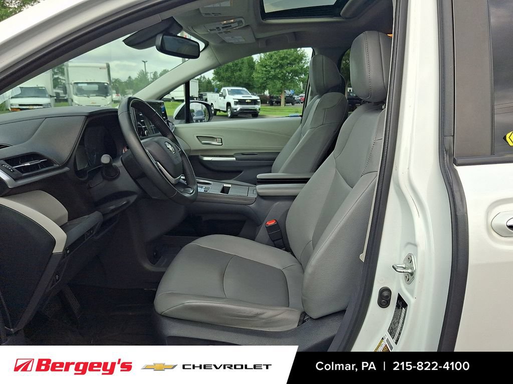 Used 2023 Toyota Sienna XLE AWD/4WD image 17
