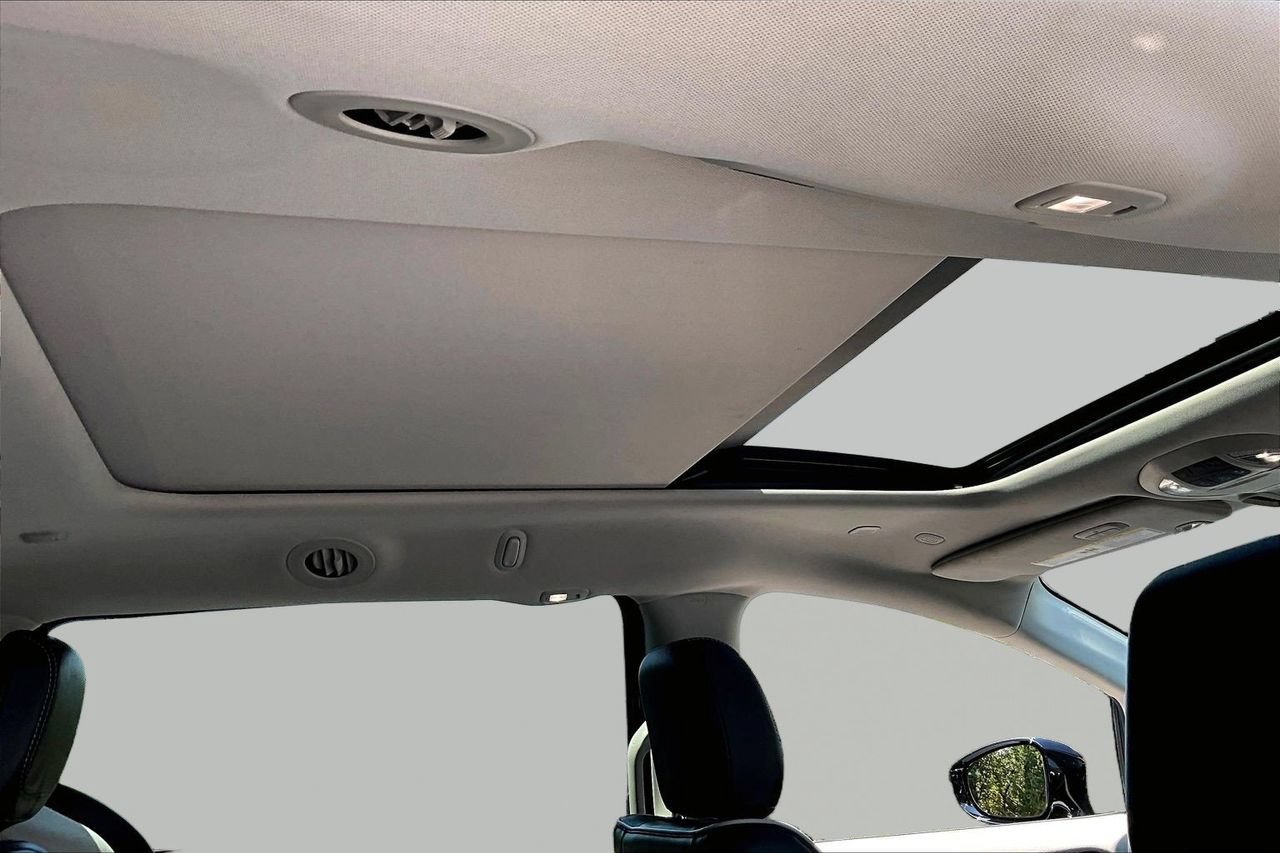 Used 2023 Chrysler Pacifica Limited FWD image 16