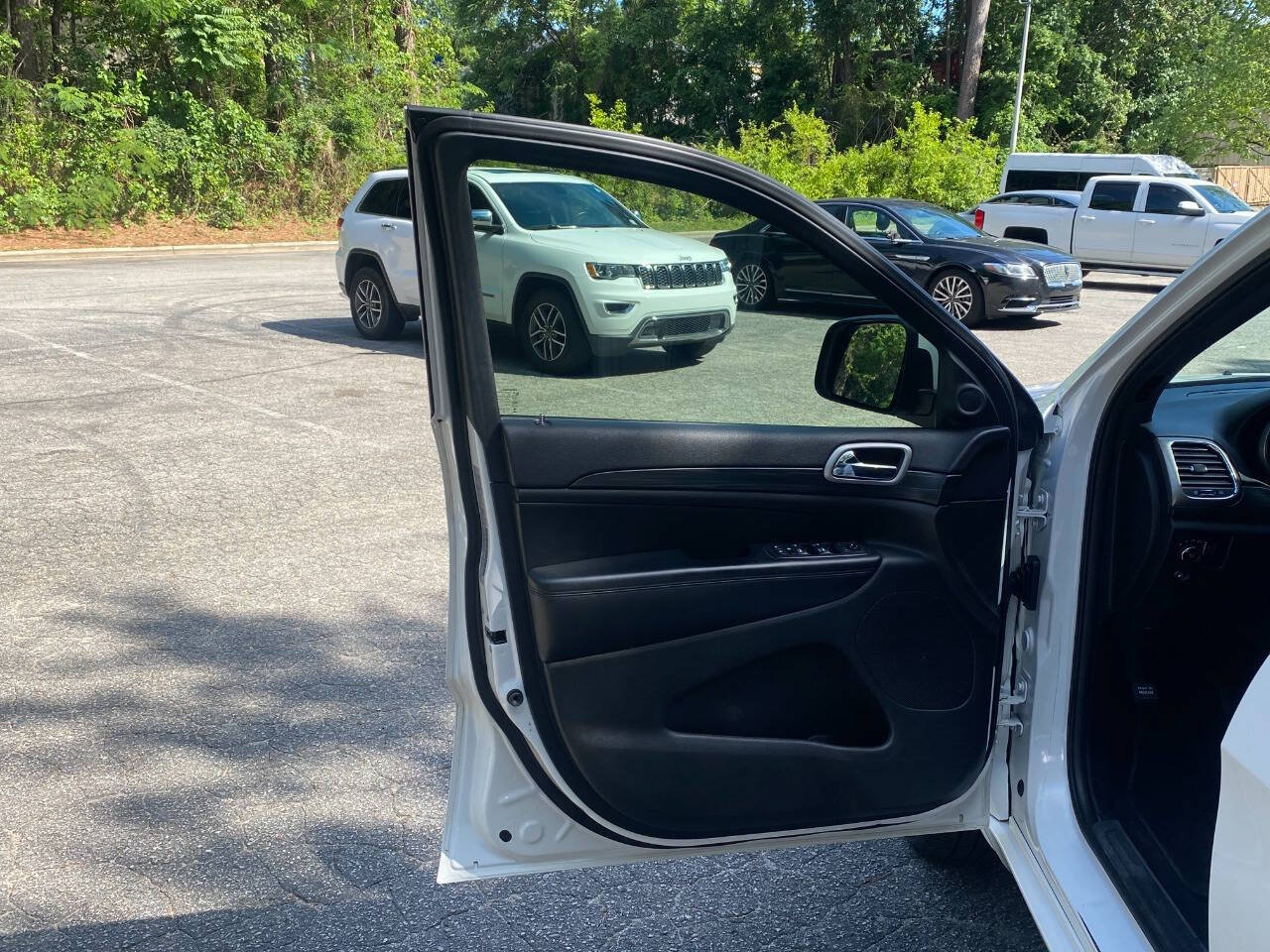 Used 2019 Jeep Grand Cherokee Altitude AWD/4WD image 11