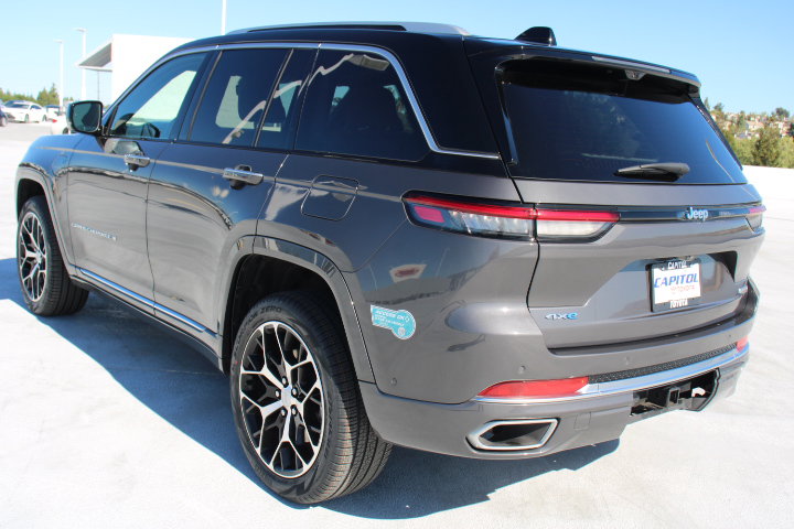 Used 2023 Jeep Grand Cherokee Summit AWD/4WD image 6