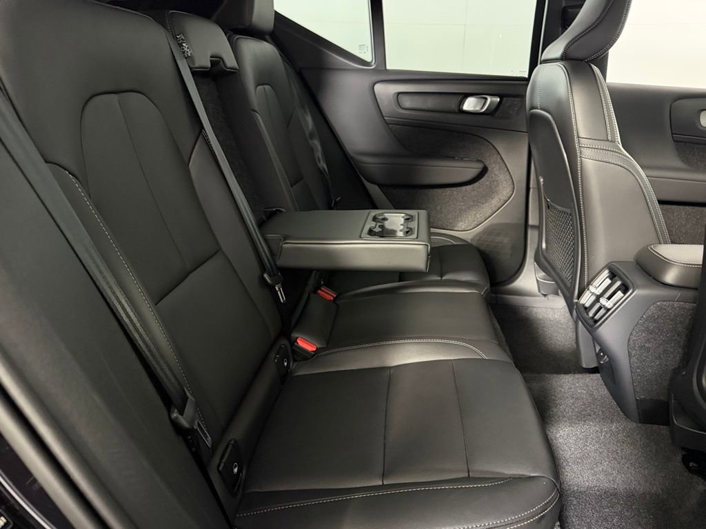 Used 2025 Volvo XC40 B5 Plus image 30