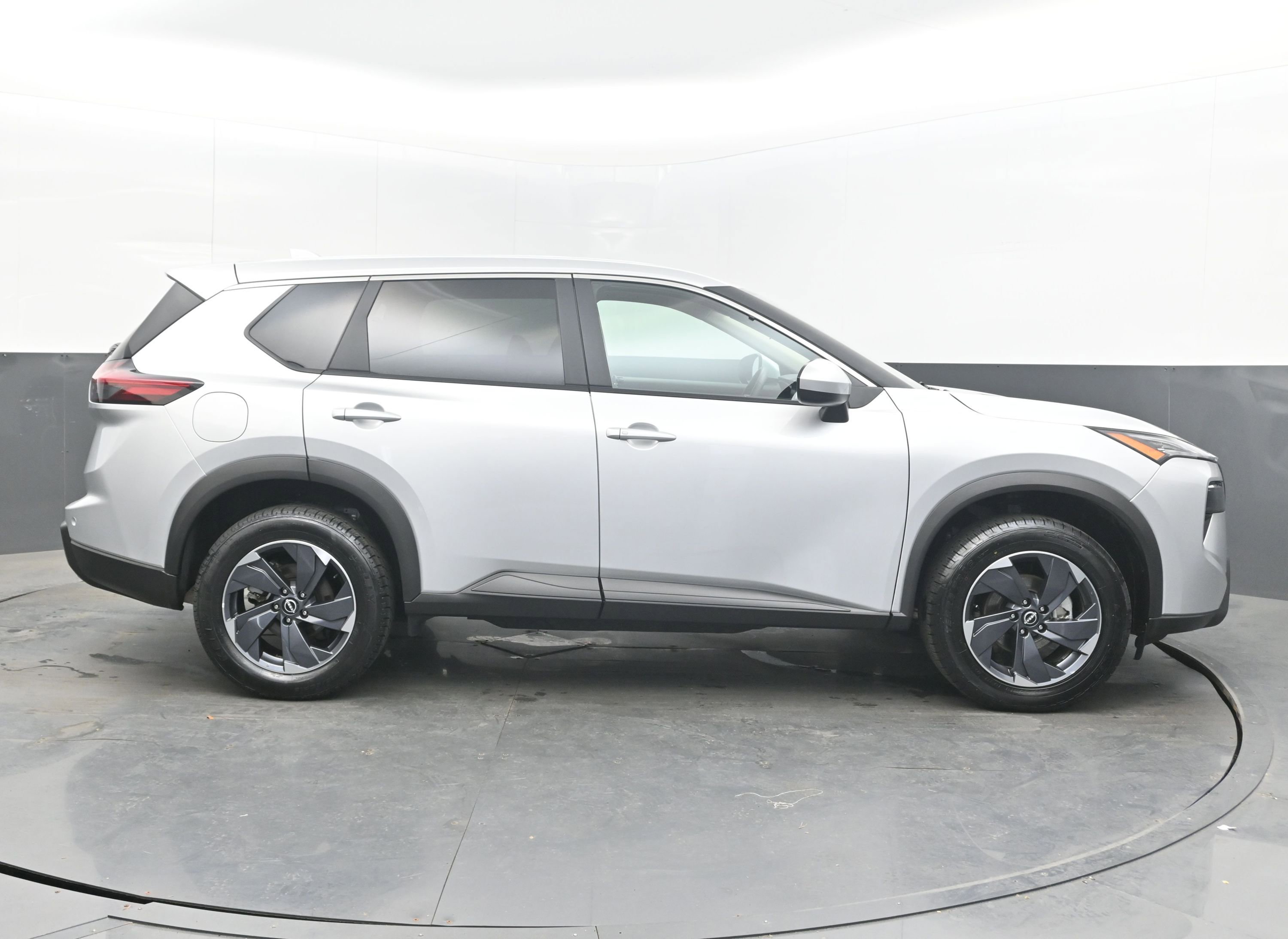 Used 2025 Nissan Rogue SV image 10