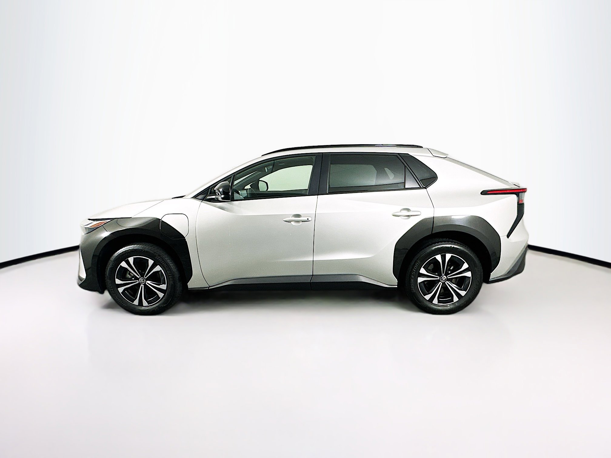 Used 2024 Toyota bZ4X XLE w/ Weather Package FWD image 4