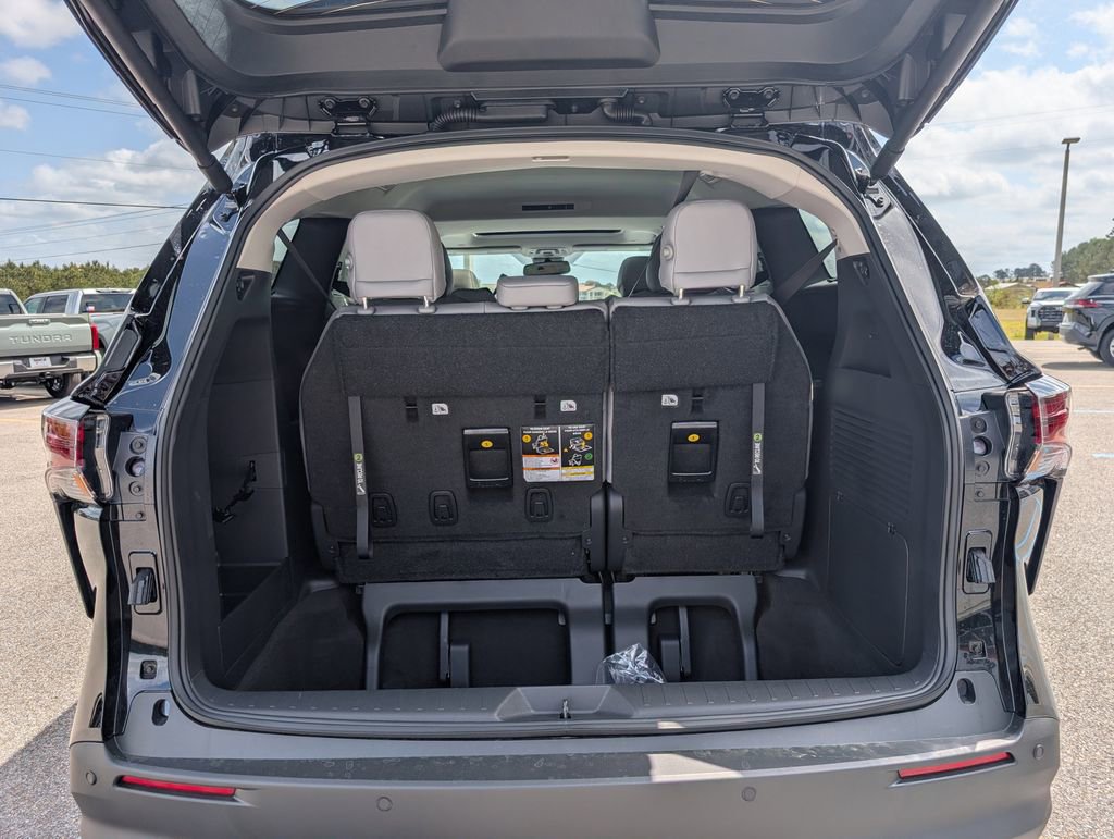 New 2026 Toyota Sienna XLE image 33