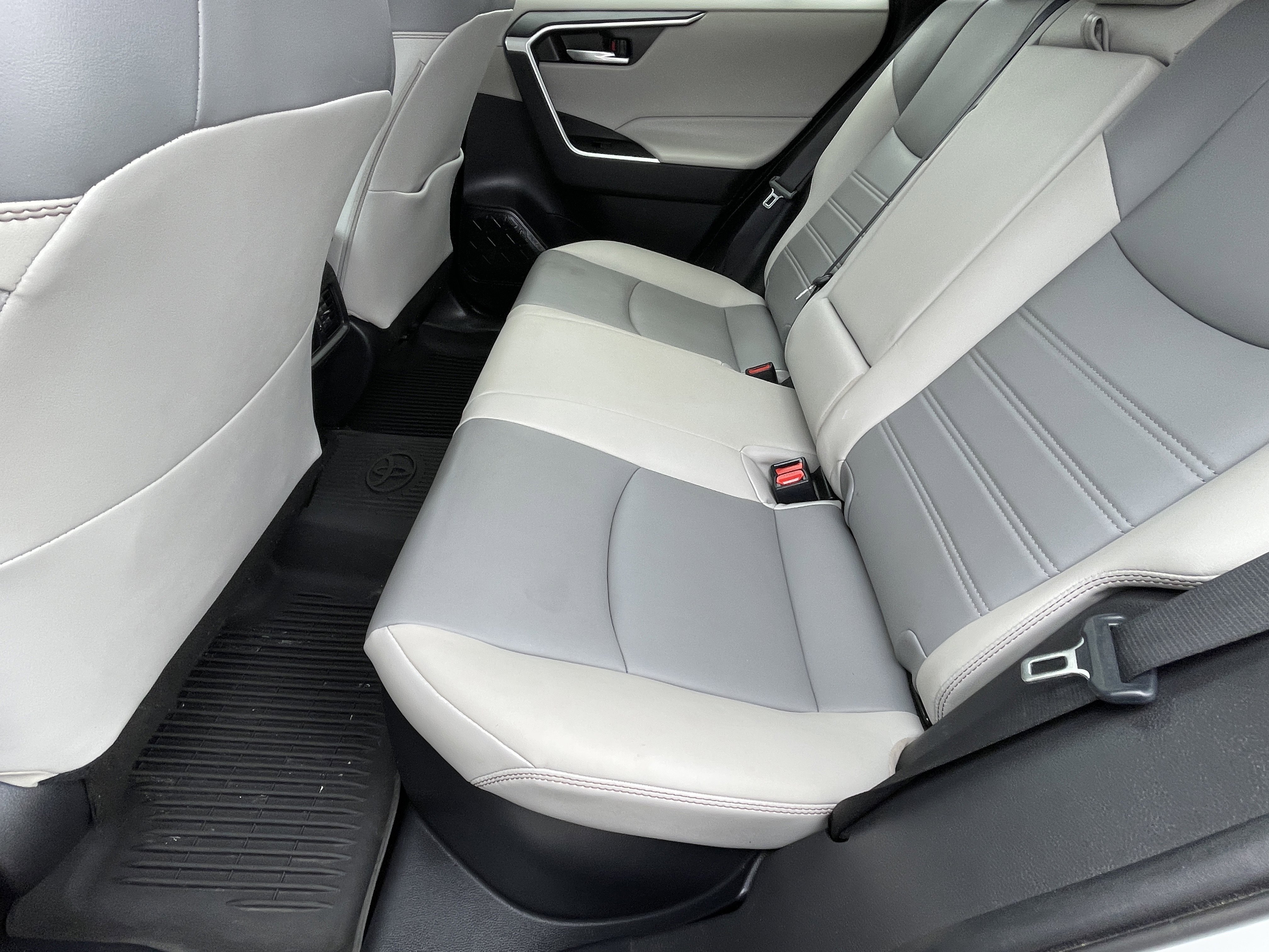 Used 2021 Toyota RAV4 XLE Premium image 16