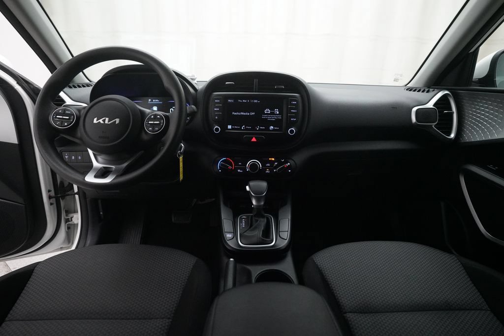 Used 2023 Kia Soul LX w/ LX Technology Package FWD image 5