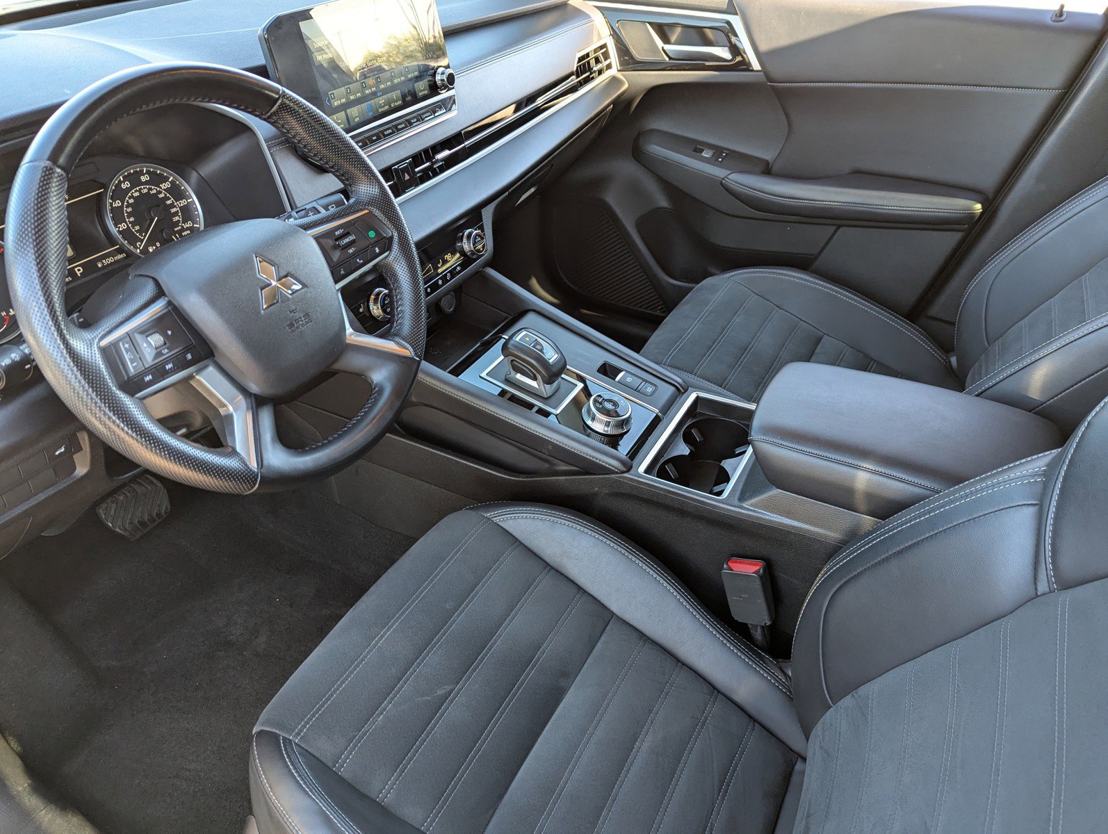 Used 2024 Mitsubishi Outlander SE image 30