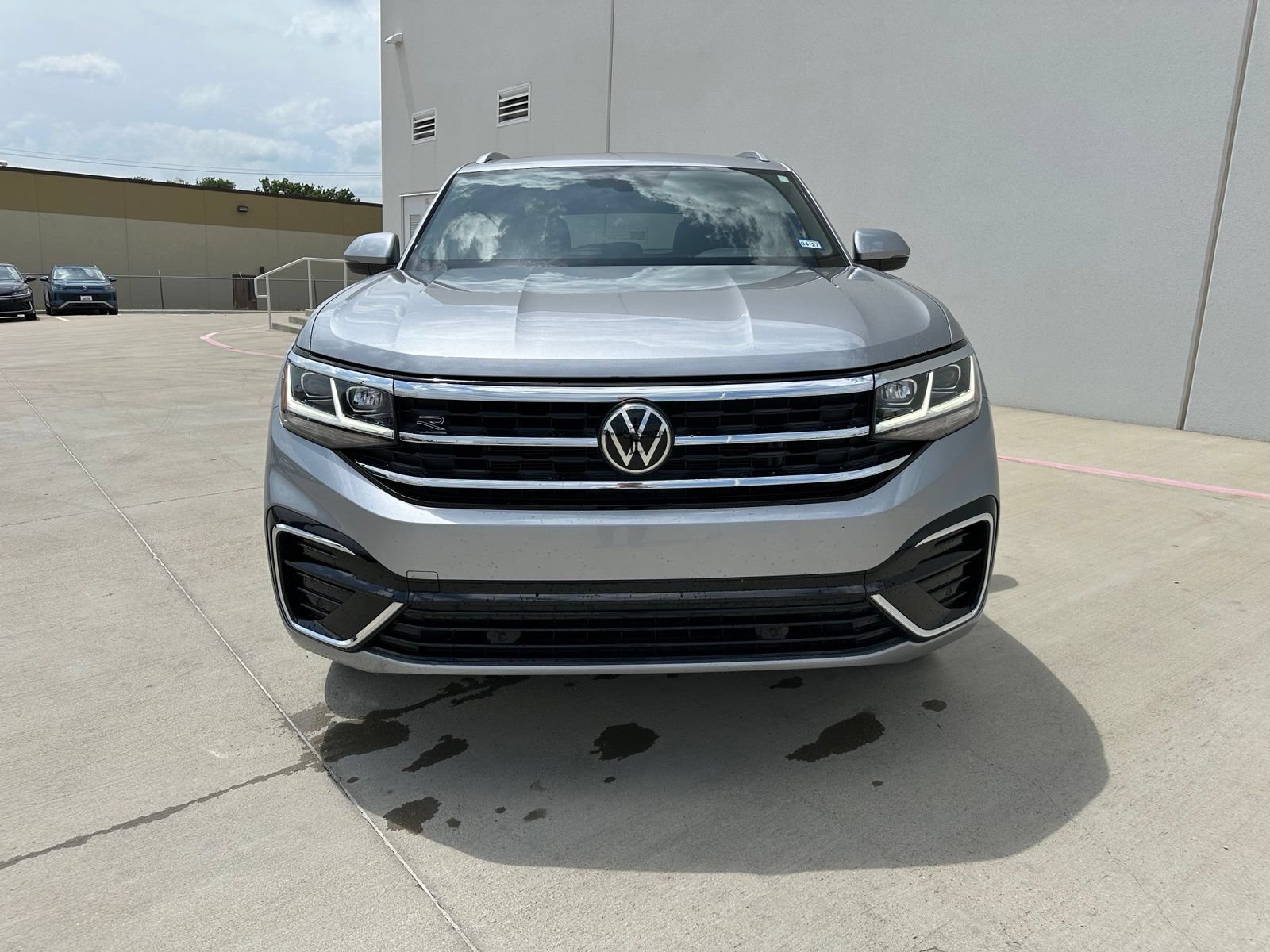 Used 2022 Volkswagen Atlas Cross Sport SEL R-Line AWD/4WD image 2