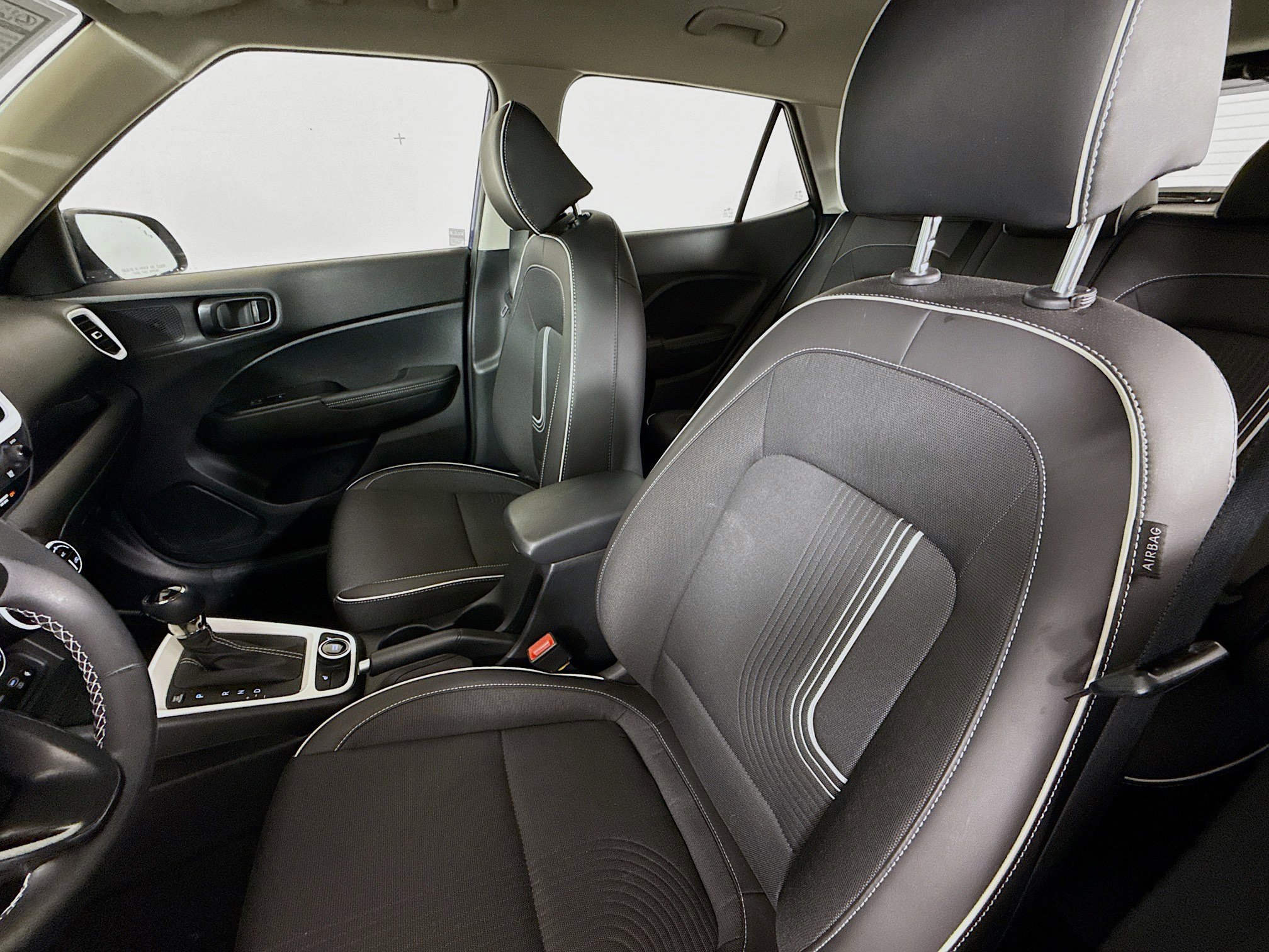 Used 2023 Hyundai Venue Limited image 11