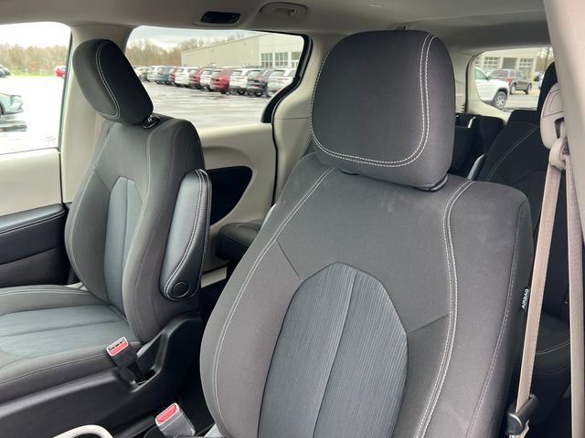 Used 2022 Chrysler Voyager LX FWD image 14