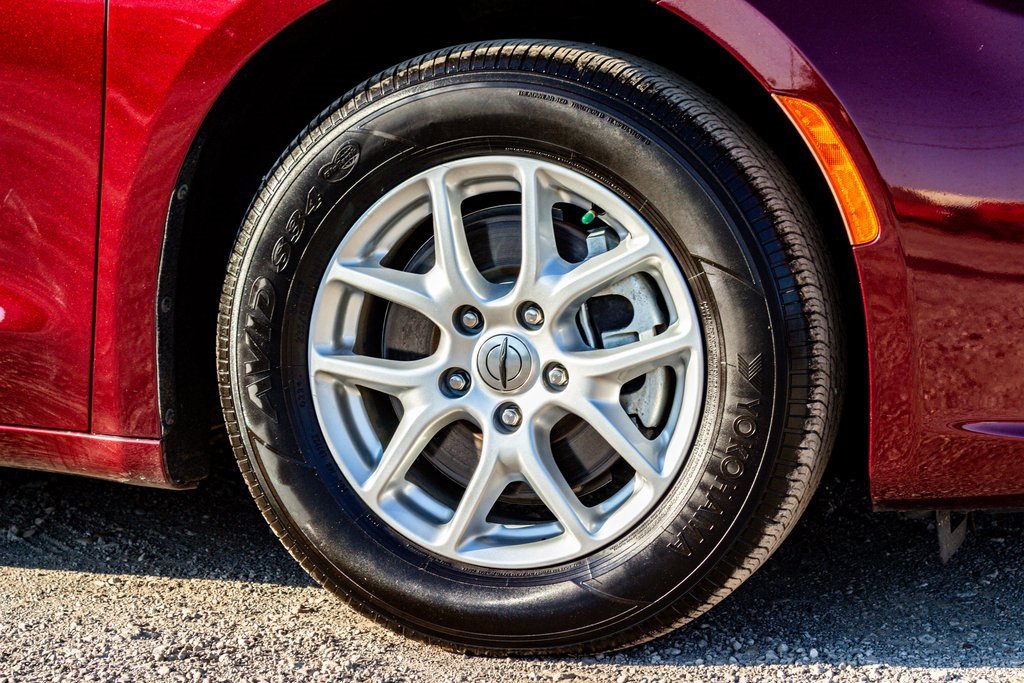 Used 2023 Chrysler Pacifica Touring-L image 10