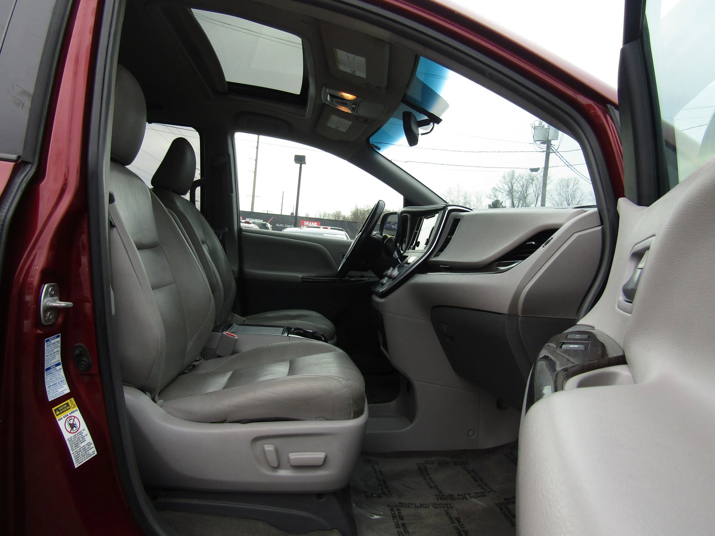 Used 2015 Toyota Sienna XLE w/ XLE Navigation Package image 14