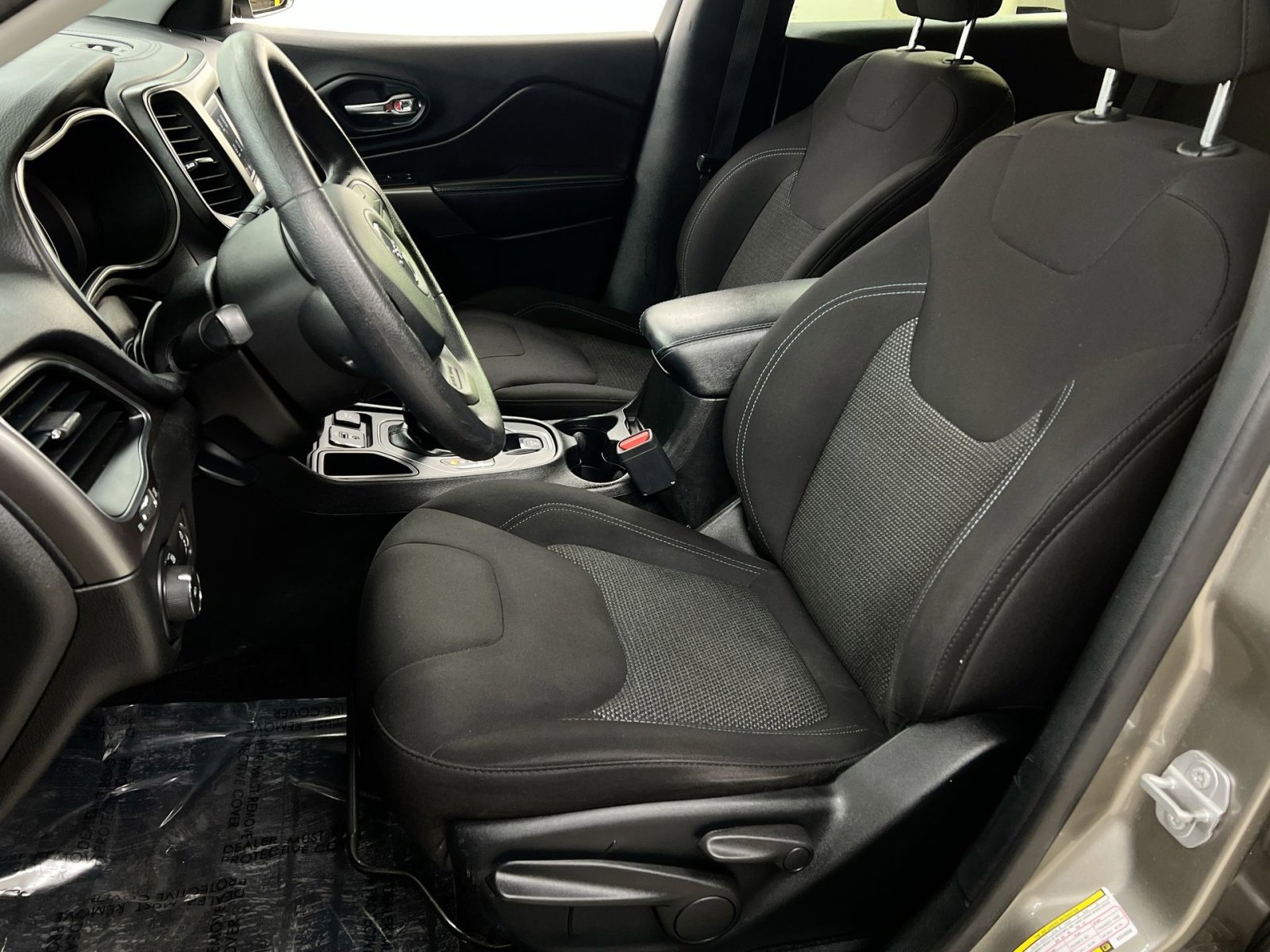 Used 2019 Jeep Cherokee Latitude w/ Popular Appearance Group image 4