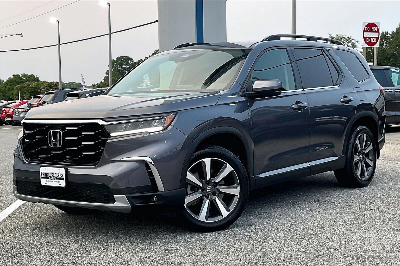 Used 2025 Honda Pilot Touring image 3