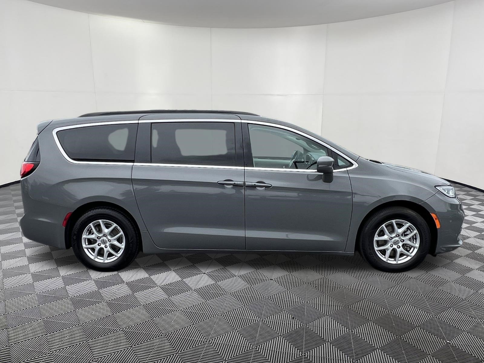 Used 2022 Chrysler Pacifica Touring-L FWD image 7