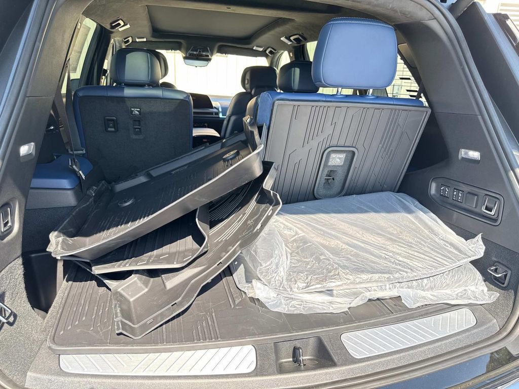 New 2026 Cadillac Vistiq Premium Luxury w/ LPO, Floor Liner Package image 9