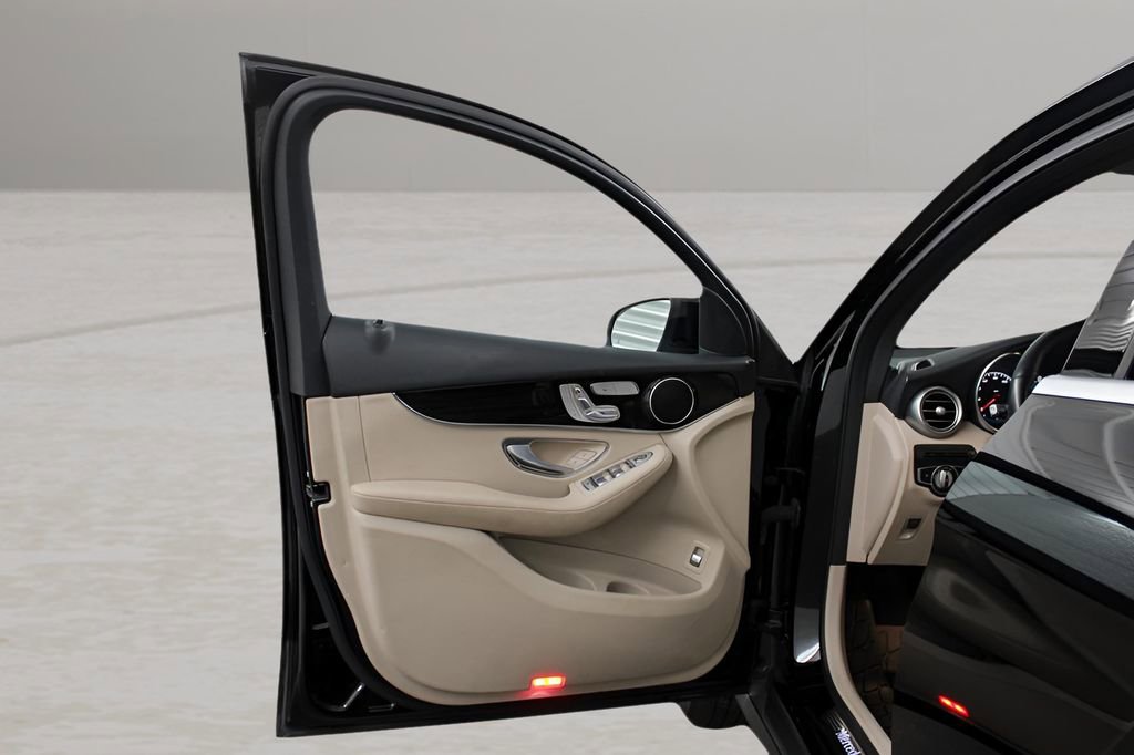 Used 2022 Mercedes-Benz GLC 300 4MATIC Coupe image 18