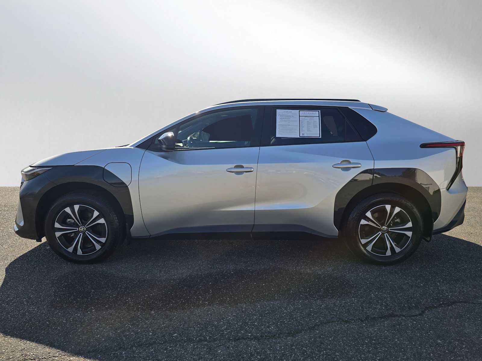 Used 2023 Toyota bZ4X XLE w/ Weather Package image 4