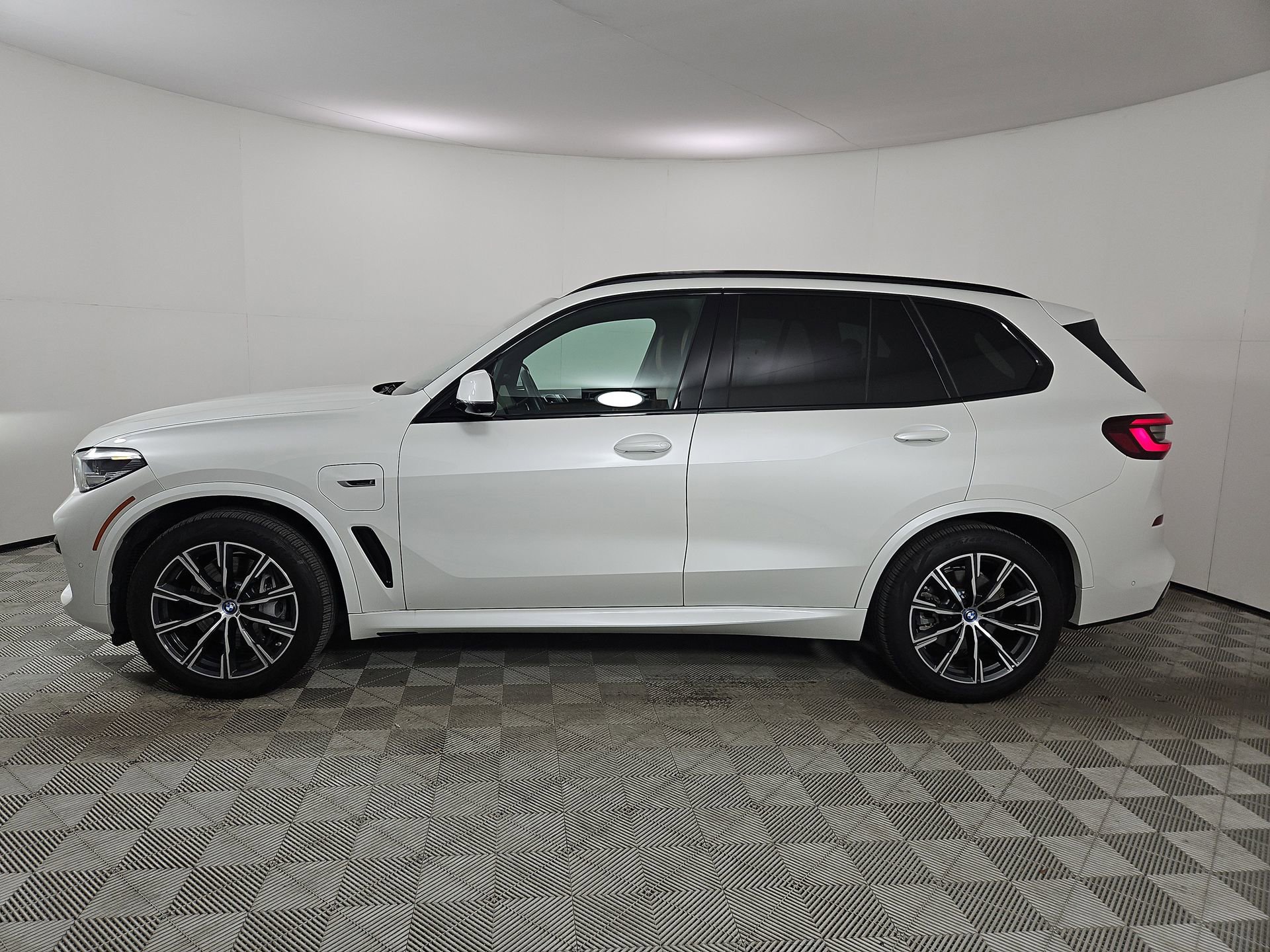 Used 2022 BMW X5 xDrive45e w/ M Sport Package AWD/4WD image 4