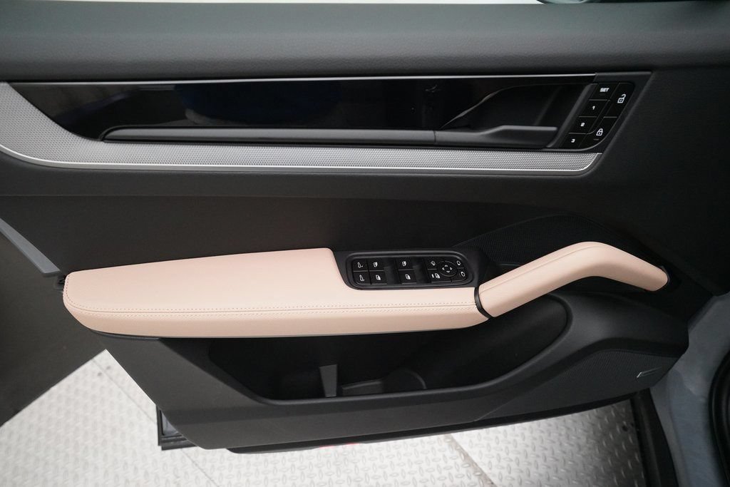 Certified 2026 Porsche Cayenne Coupe AWD/4WD image 16