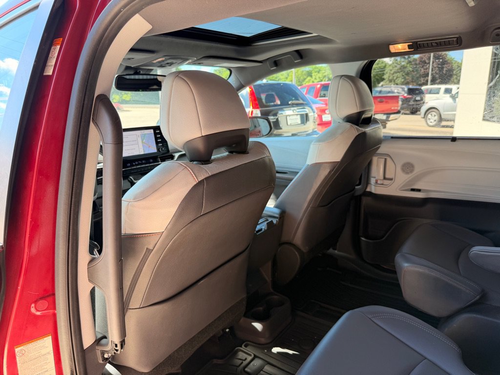 Used 2022 Toyota Sienna XSE w/ XSE Plus Package AWD/4WD image 11