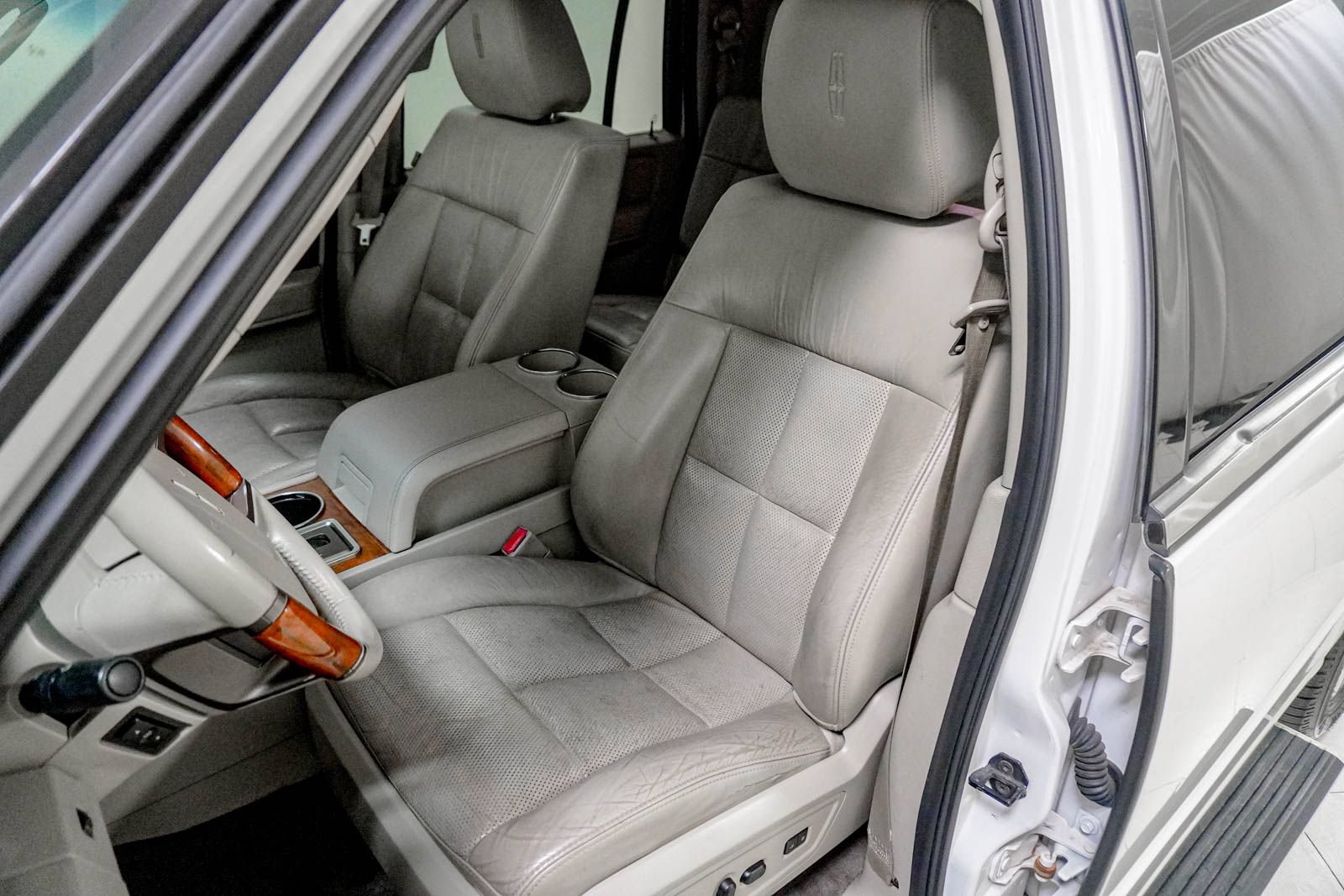 Used 2011 Lincoln Navigator L 4WD image 19