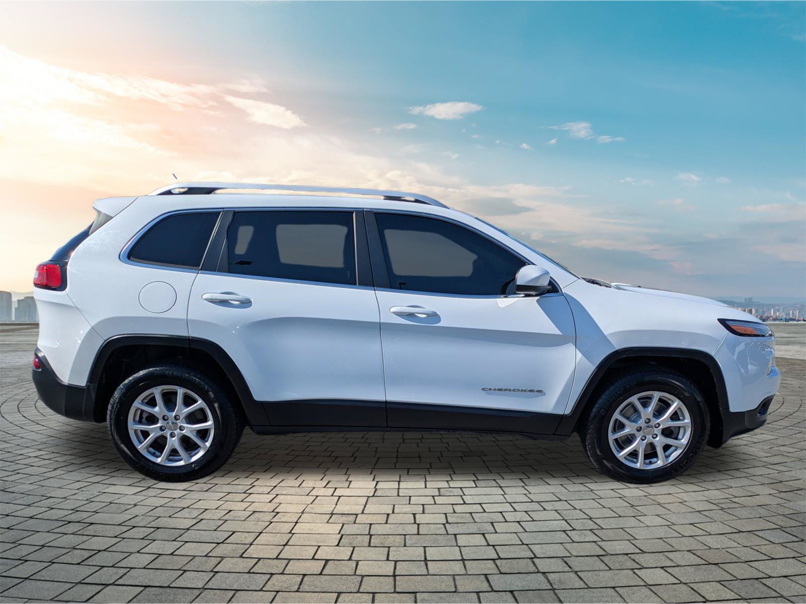 Used 2015 Jeep Cherokee Latitude w/ Cold Weather Group AWD/4WD image 4