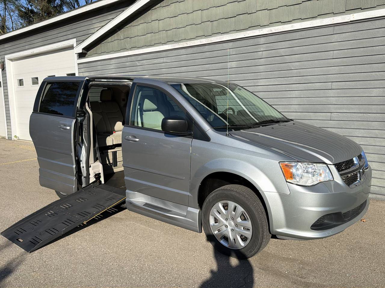 Used 2016 Dodge Grand Caravan SE w/ Quick Order Package 29E SE FWD image 6