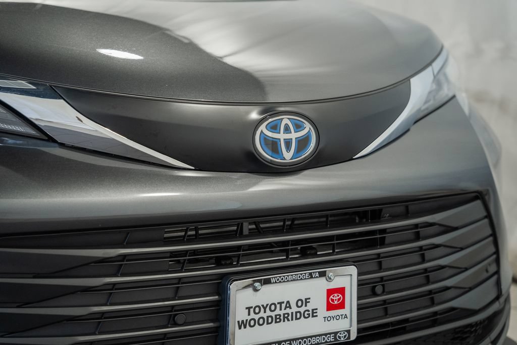 Used 2025 Toyota Sienna XLE FWD image 12