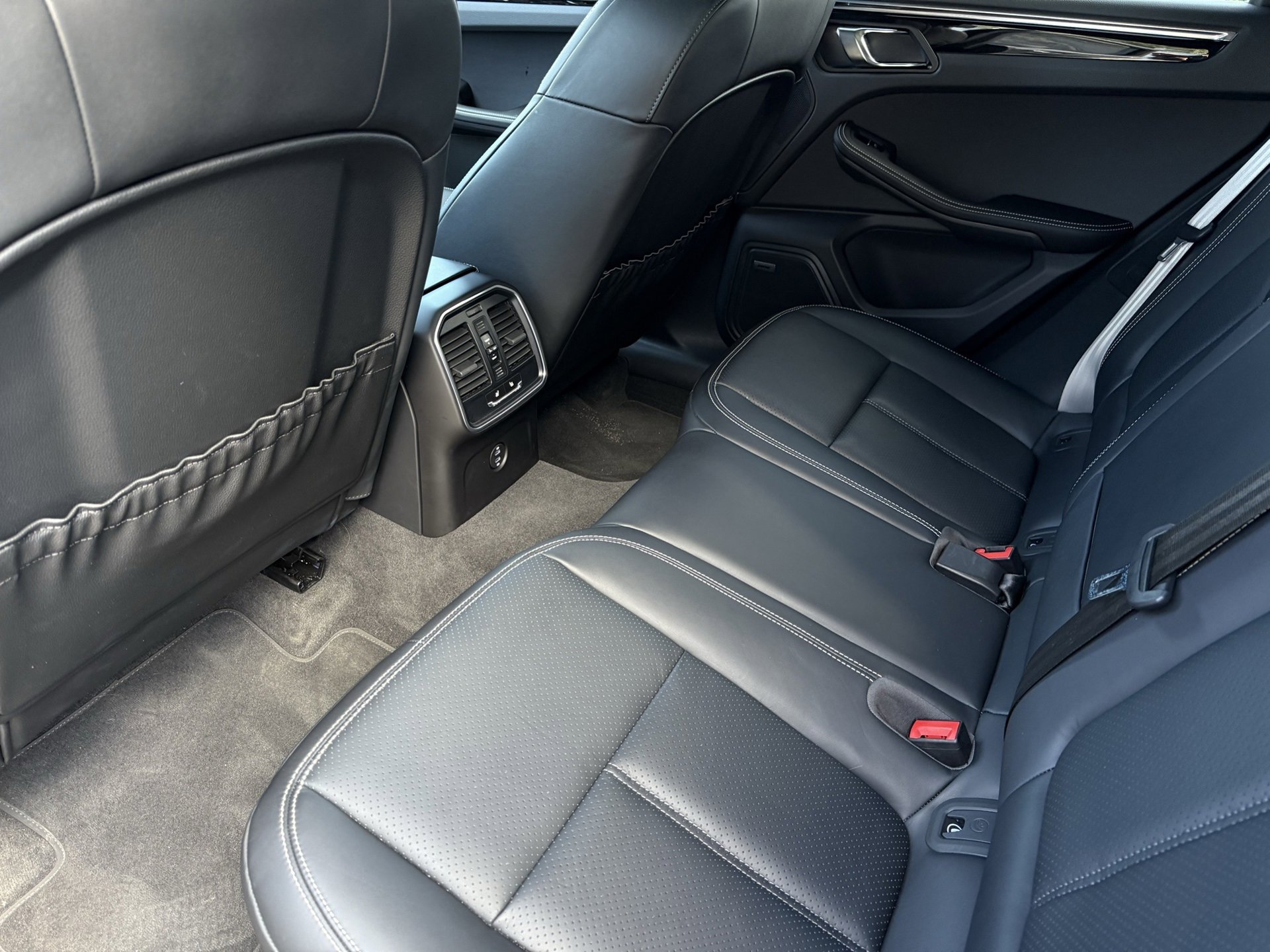 Used 2025 Porsche Macan image 30