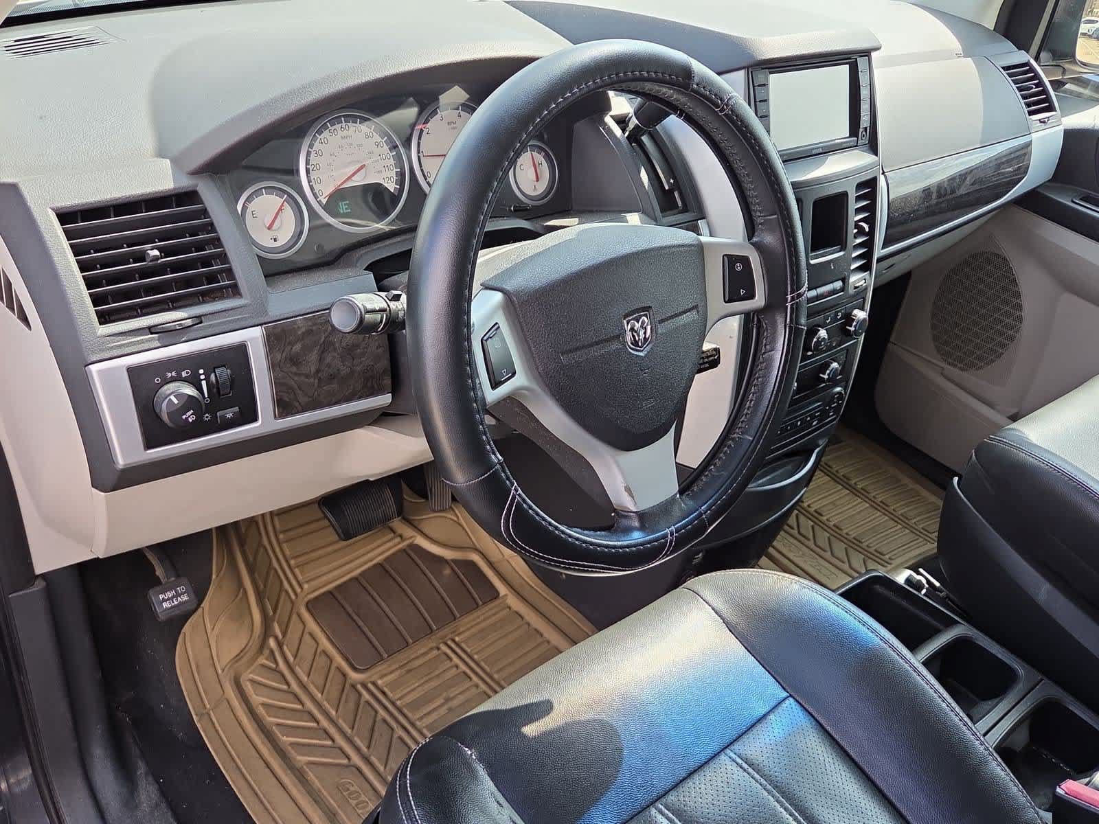 Used 2009 Dodge Grand Caravan SXT FWD image 2