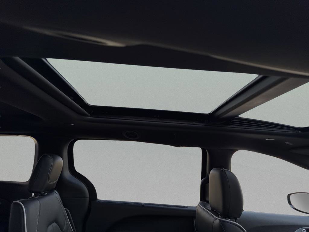 New 2026 Chrysler Pacifica Limited image 38