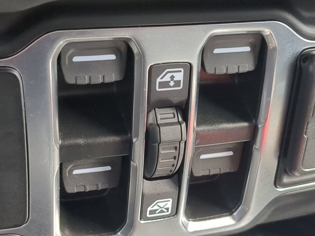 Used 2025 Jeep Wrangler Unlimited Sahara AWD/4WD image 23