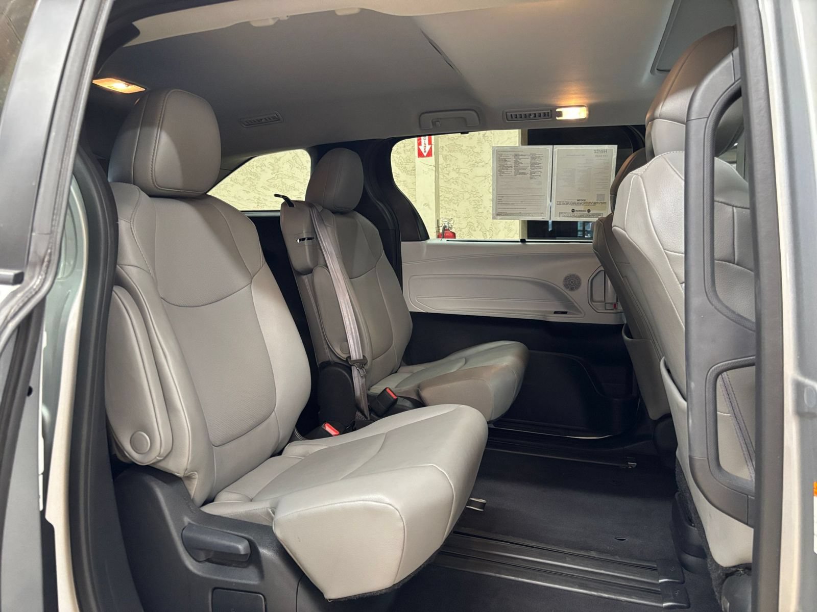 Used 2025 Toyota Sienna XLE FWD image 26