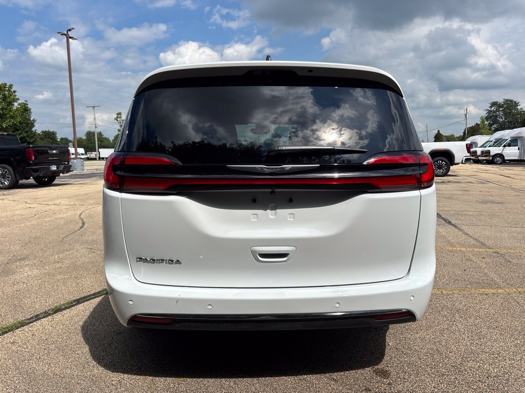 Used 2026 Chrysler Pacifica Select FWD image 6