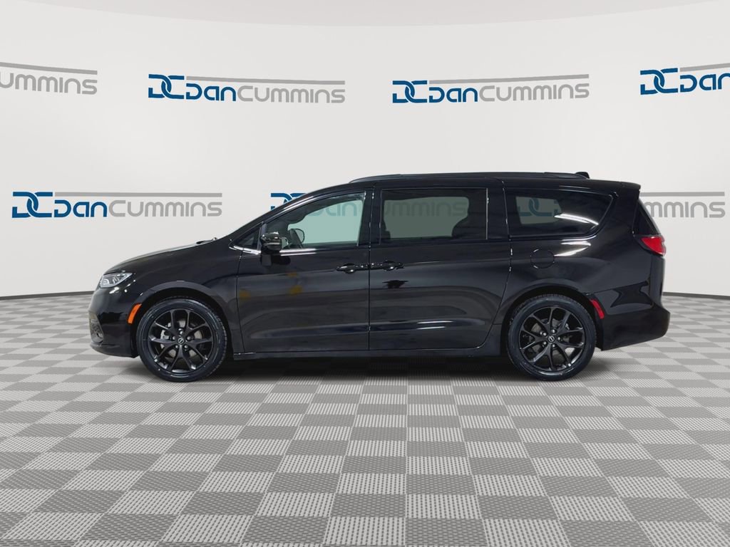 Used 2025 Chrysler Pacifica Limited image 5