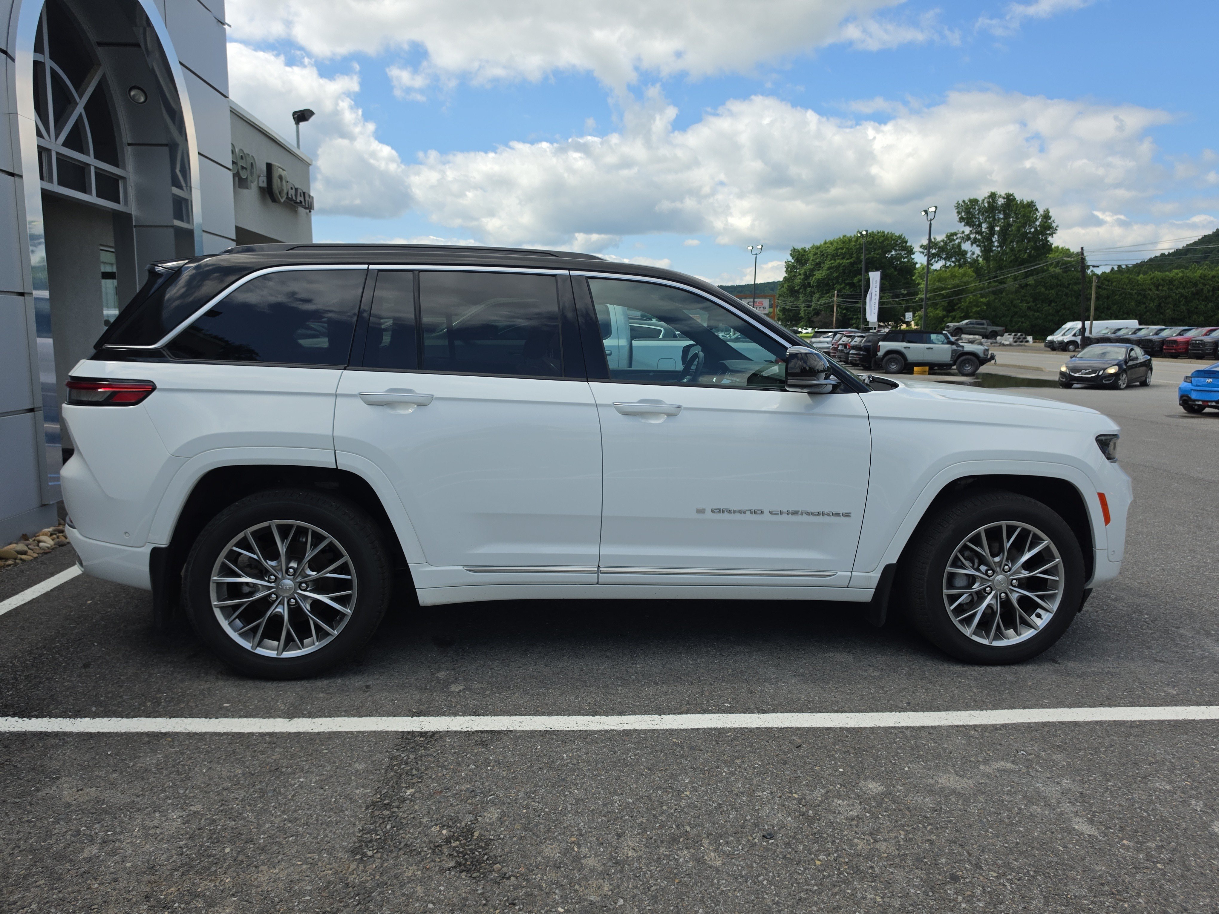Used 2024 Jeep Grand Cherokee Summit w/ Adv Protech Group IV AWD/4WD image 2