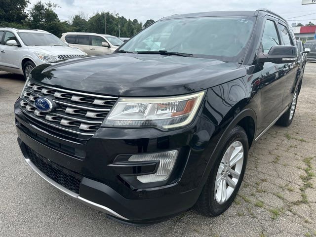 Used 2017 Ford Explorer XLT w/ Equipment Group 202A image 3