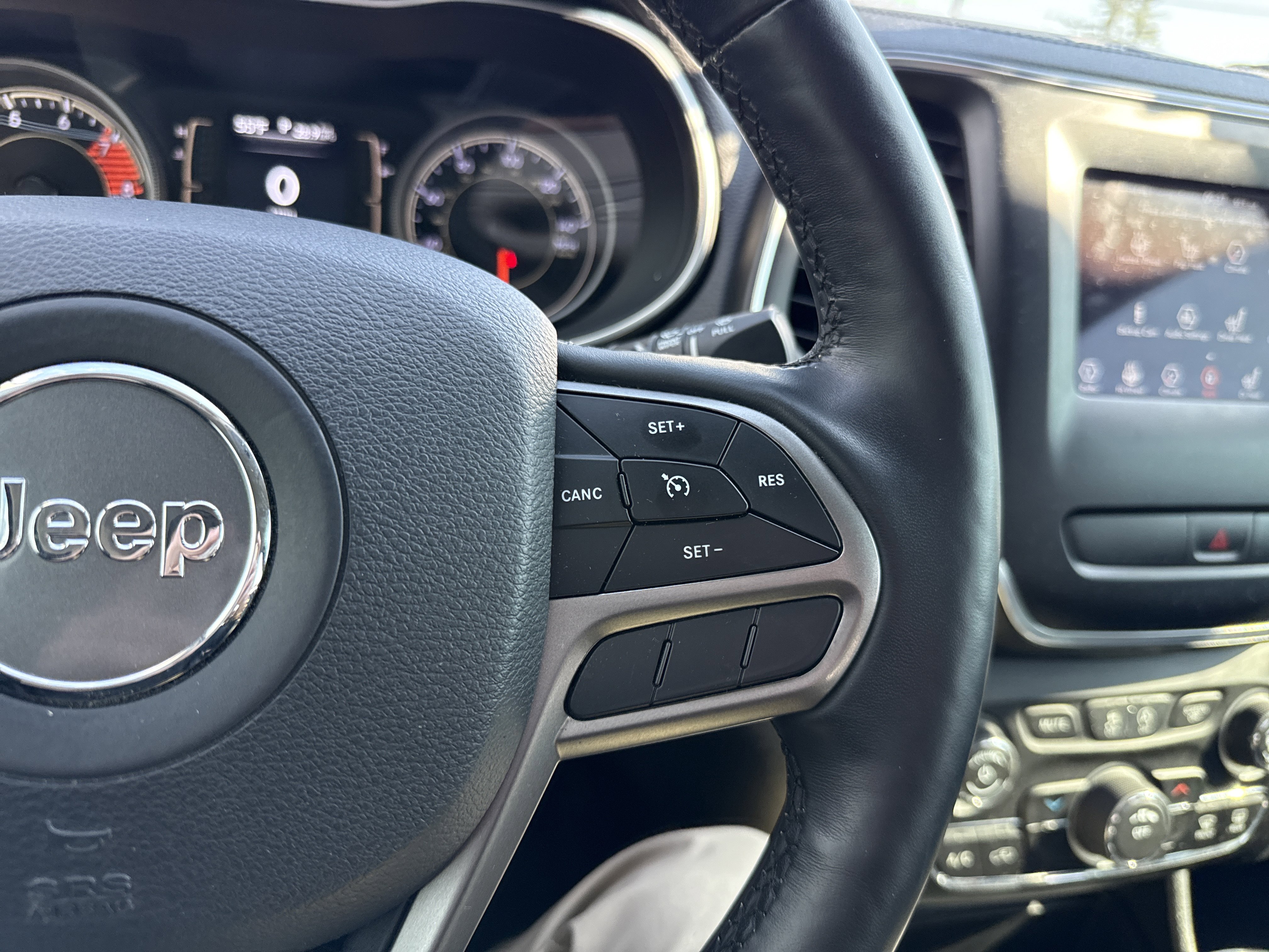 Used 2019 Jeep Cherokee Latitude Plus w/ Cold Weather Group AWD/4WD image 18