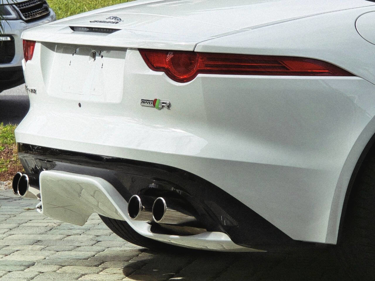 Used 2016 Jaguar F-TYPE R image 13