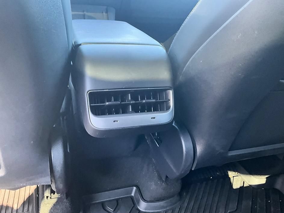 Used 2021 Tesla Model Y Long Range AWD/4WD image 26