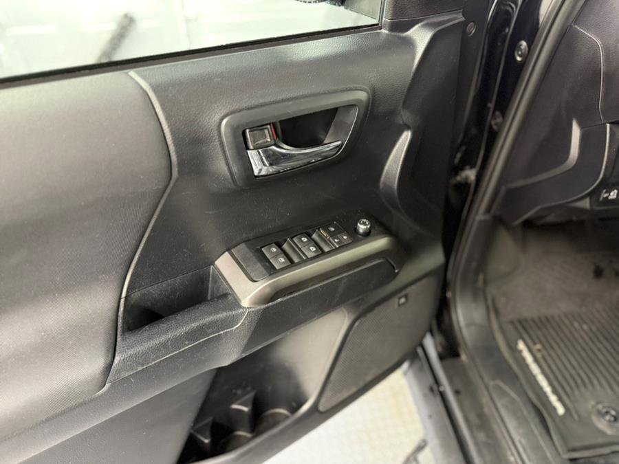 Used 2018 Toyota Tacoma TRD Sport image 36