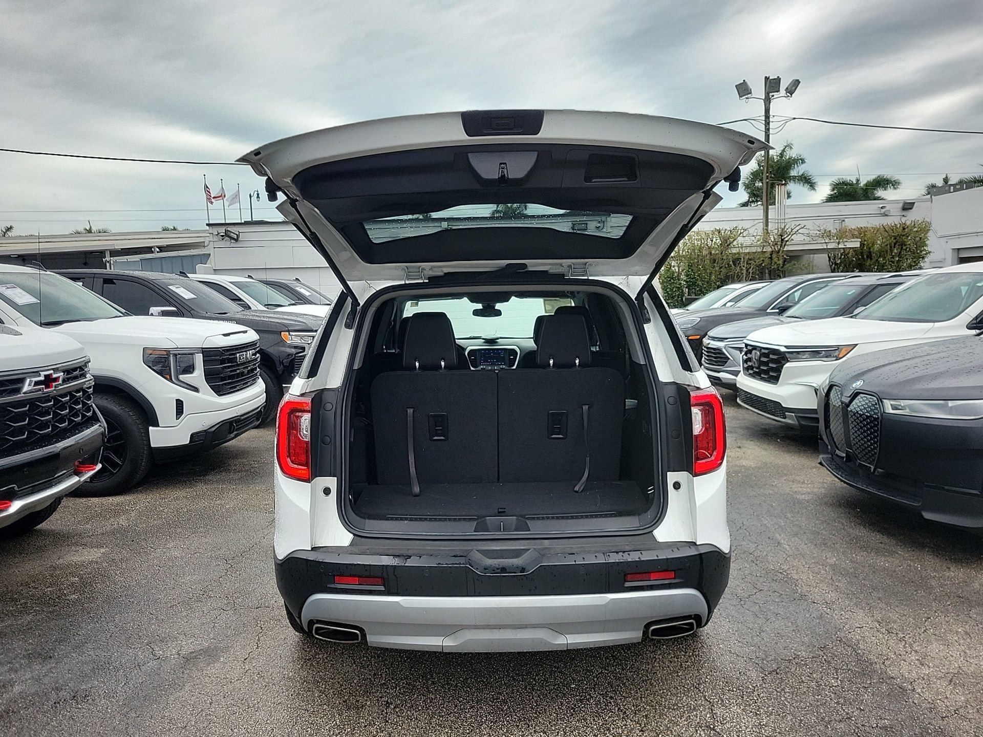 Used 2023 GMC Acadia SLE image 14