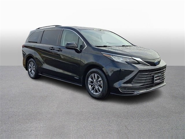 Used 2021 Toyota Sienna LE w/ LE Plus Package image 3