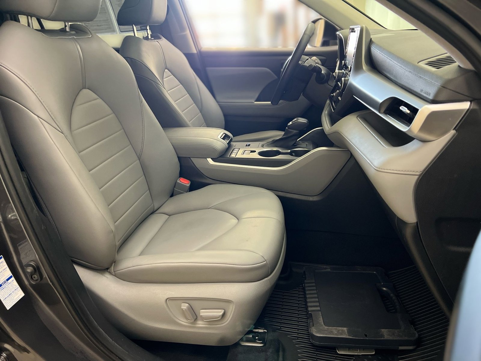 Used 2021 Toyota Highlander XLE image 26