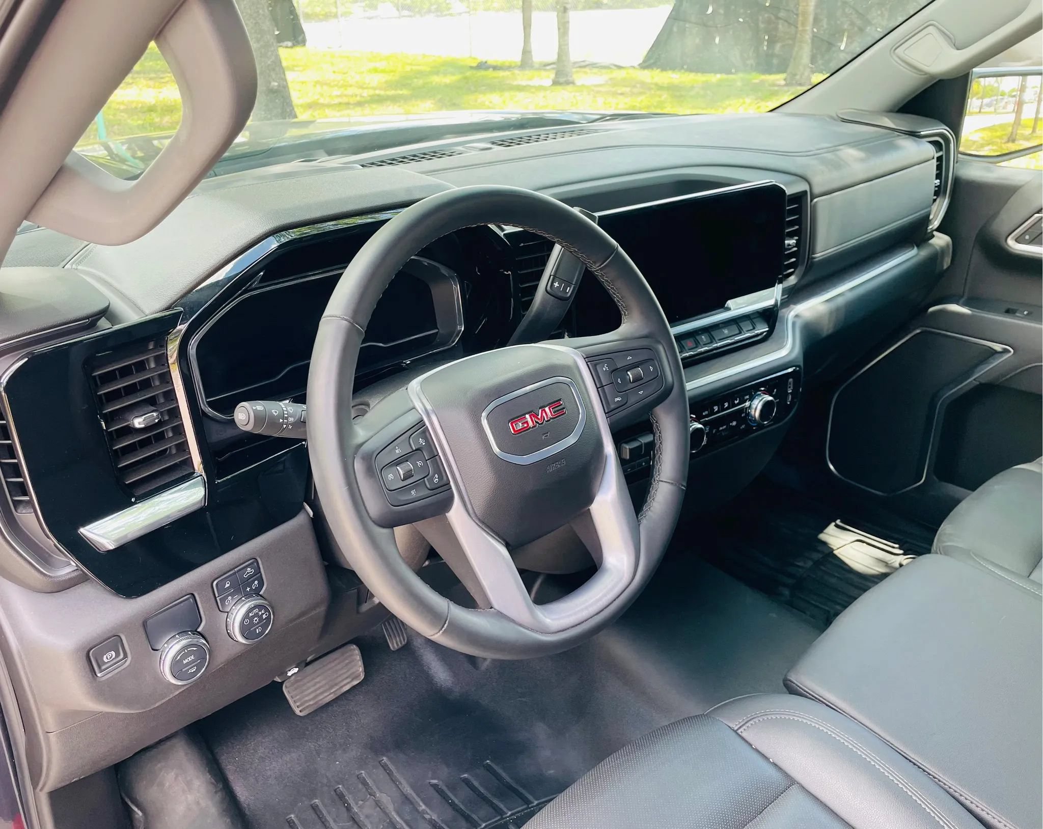 Used 2025 GMC Sierra 1500 SLT RWD image 12
