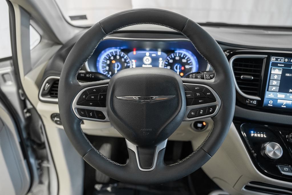 Certified 2024 Chrysler Pacifica Touring-L image 34