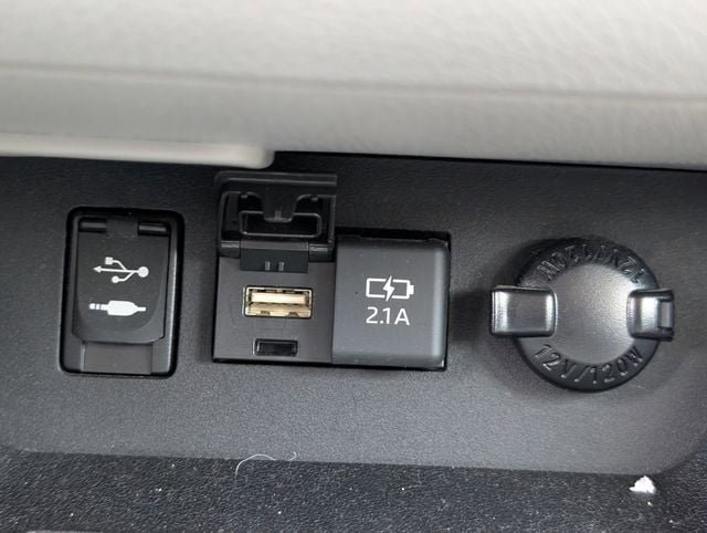 Used 2019 Toyota Highlander LE FWD image 19