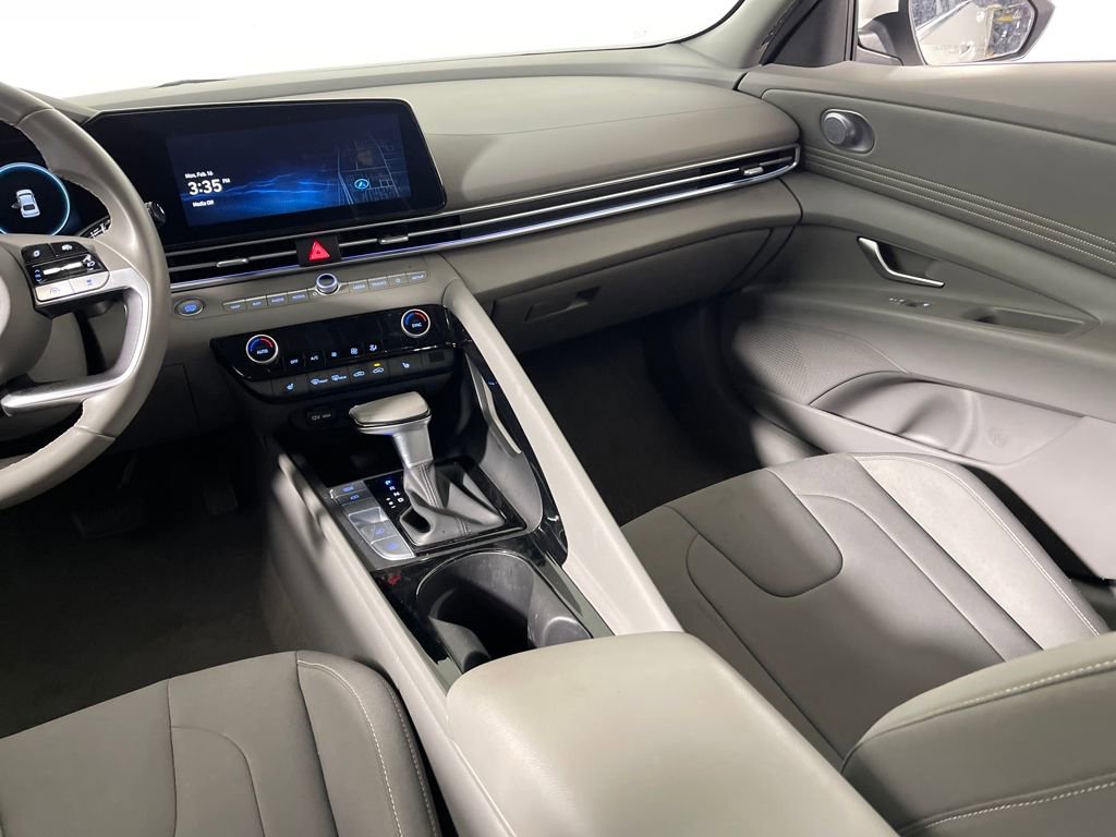 Certified 2025 Hyundai Elantra SEL FWD image 17